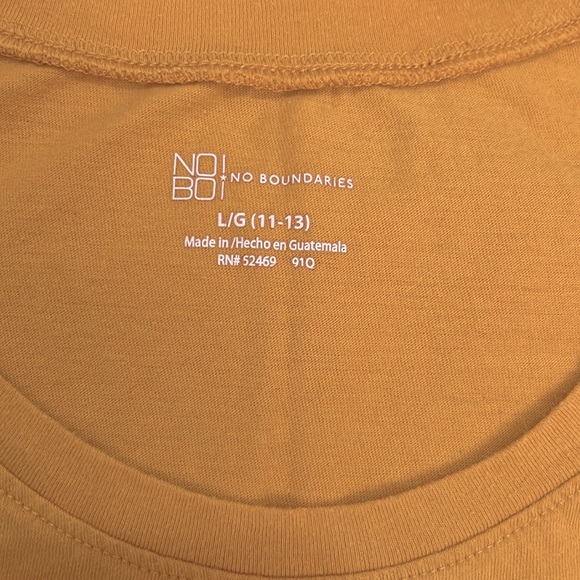 No Boundaries Women’s Scoop Neck Short Sleeve Tee - Picture 5 of 5